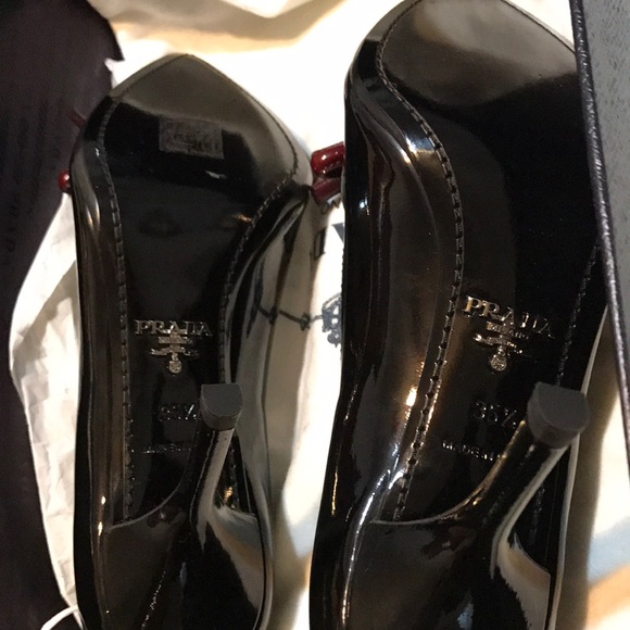 SOLD โ๏ธAuthentic PRADA Milano patent leather pump - Picture 7 of 7